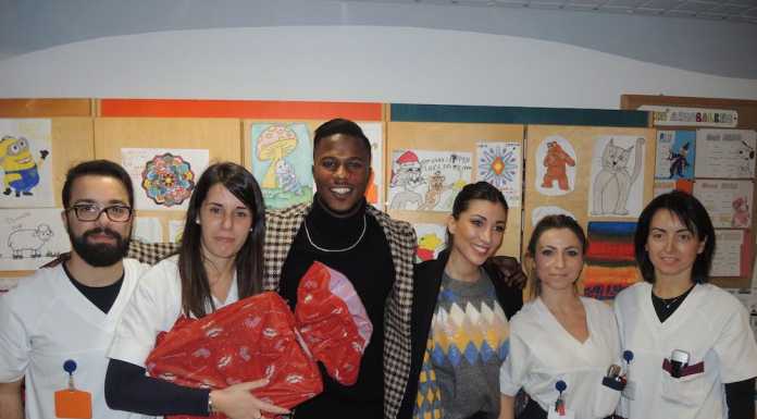 Ospedale. Doni e sorrisi in Pediatria con il neroazzurro Keita