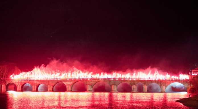 Ultras illuminano il Ponte Vecchio per il 106° della Calcio Lecco