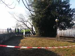 Dramma a Pusiano, donna trovata senza vita sul lungolago