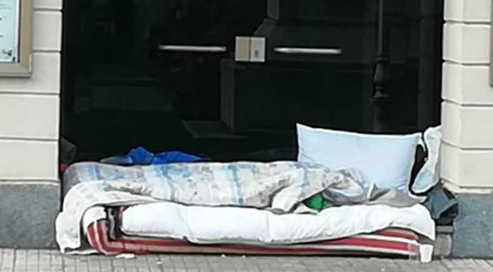 Lecco, ordinanza anti-clochard. La sinistra contro il sindaco