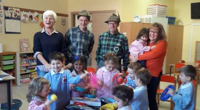 Gli Alpini di Ballabio consegnano doni ai bambini della scuola materna di Visso