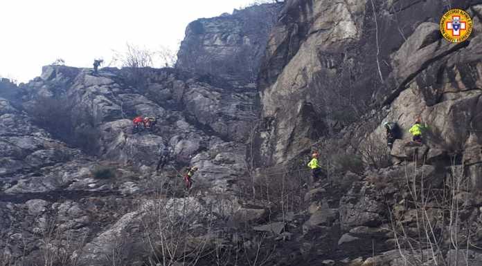 Incendio brucia le corde di due arrampicatori che restano bloccati in parete