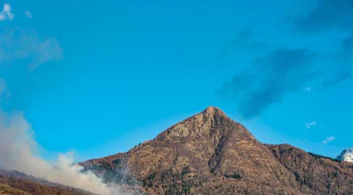 Valvarrone. Incendio nei boschi sopra l’abitato di Sueglio: VVF al lavoro