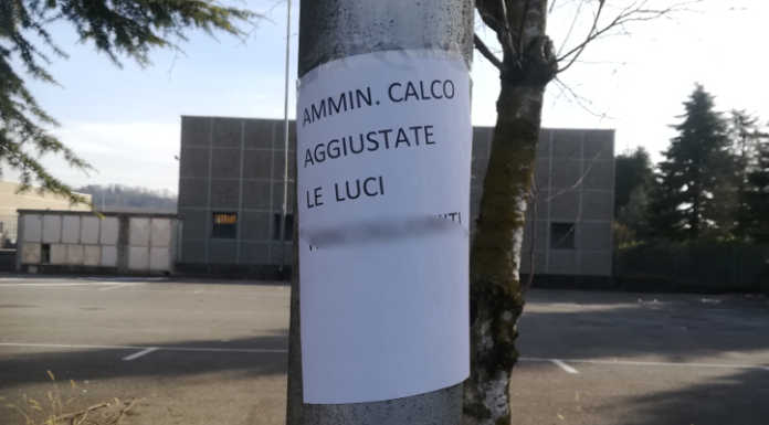 Volantini sui pali della luce spenti da fine ottobre: “Aggiustate le luci” Cartelli pali della luce calco