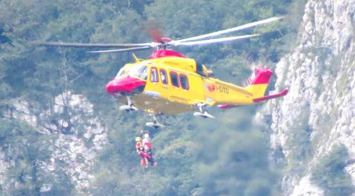 Elisoccorso e soccorso alpino in azione in Grignetta Elicottero elisoccorso di Como