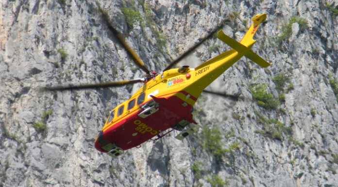 Scivola e passa una notte nel bosco, ritrovato grazie alle sue urla