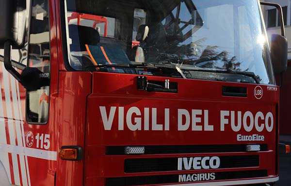 Tetto in fiamme a Missaglia, al lavoro più squadre di pompieri