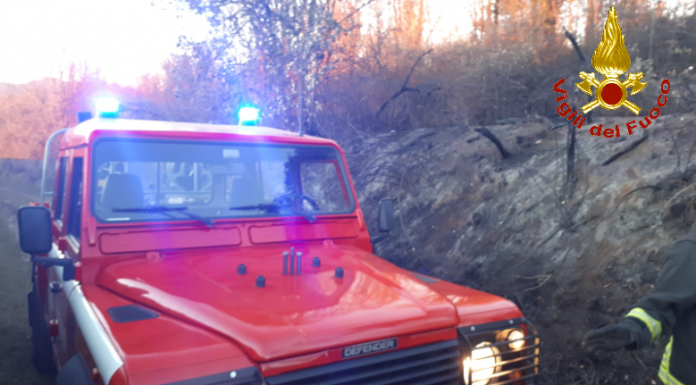 Vento, pompieri al lavoro. Incendi a Esino e nel parco del Curone