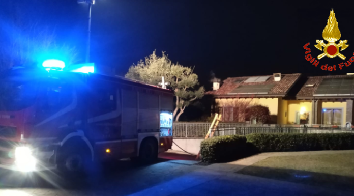 Merate. Vigili del Fuoco al lavoro per un tetto in fiamme