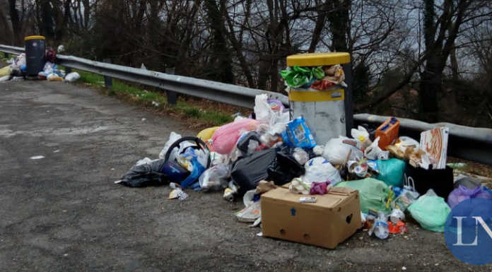 SS36. Ancora montagne di rifiuti abbandonati nelle piazzole di sosta