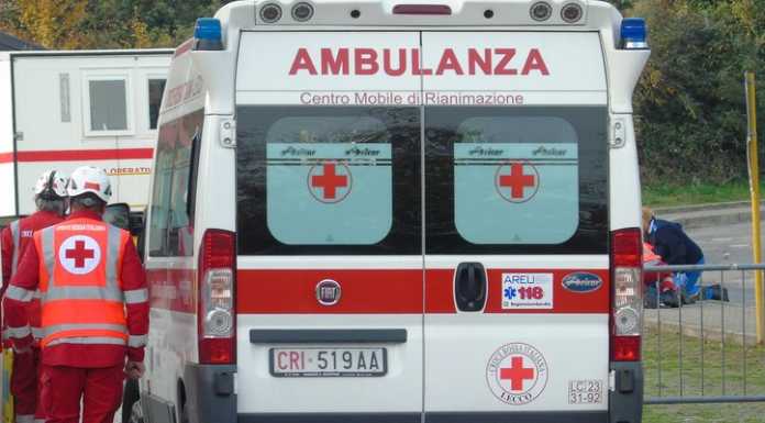 Colico, stampo da 200 kg cade sulla gamba di un operaio