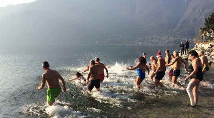 A Mandello il primo bagno dell’anno, tradizione rispettata