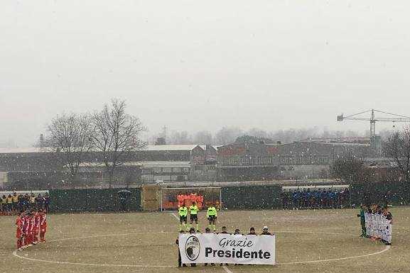 L’Olginatese ci mette il cuore ma non basta, vince il Mantova Il minuto di raccoglimento osservato per la morte del presidente Redaelli (credit foto Usd Olginatese)