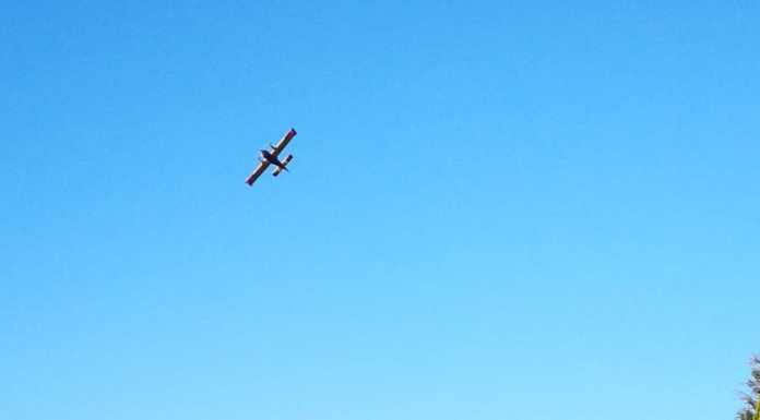 Canadair in volo sul lago Mandello, impegnati per l’incendio in Valbrona