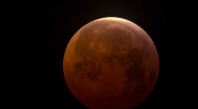 La ‘super’ Luna rossa, immortalata nel cielo di Lecco