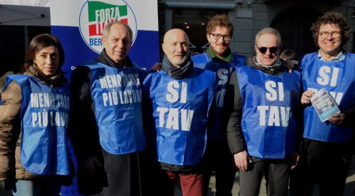 I gilet blu di Forza Italia in piazza: “Si Tav e no al reddito di cittadinanza” forza italia gilet blu