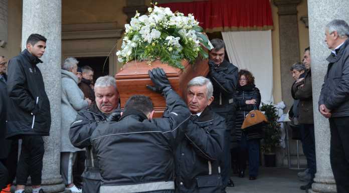 Centinaia di ragazzi per l’addio a Redaelli: “Grazie Paolo, hai investito sui sogni dei giovani” funerale gianpaolo redaelli olginate
