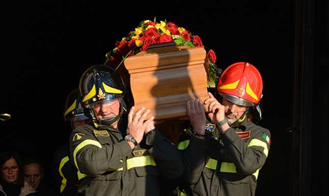 Lecco saluta il pompiere Enrico Secchi, tanti al funerale
