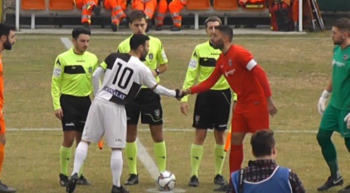 Serie D. Quarto risultato utile per l’Olginatese. Col Ciserano finisce 0-0 La stretta di mano tra i capitani ad inizio gara (credit foto Usd Olginatese)