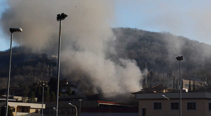 Brucia un magazzino a Galbiate: soccorsi al lavoro (VIDEO)