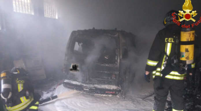 Galbiate, incendio devasta magazzino. Il rogo spento in serata