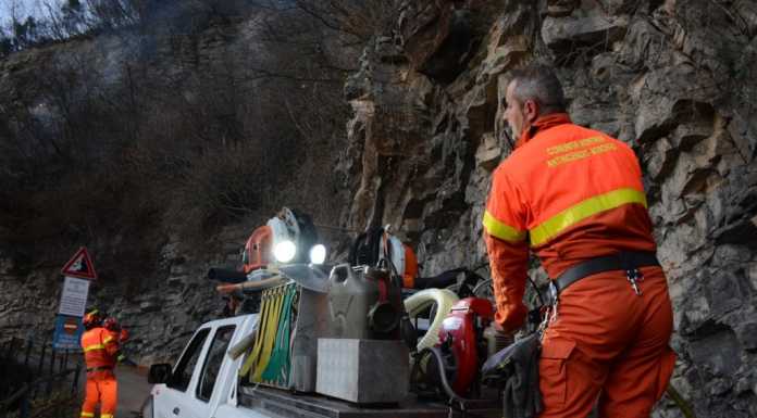 Fiamme nei boschi di Mandello, al lavoro pompieri e volontari