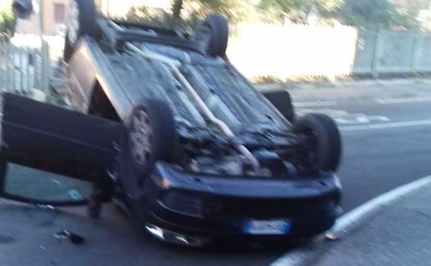 Malgrate. Scontro in via Gaggio, auto si ribalta. Due persone soccorse