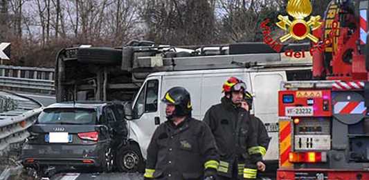 Autocisterna si ribalta in super, traffico bloccato tra Arosio e Giussano