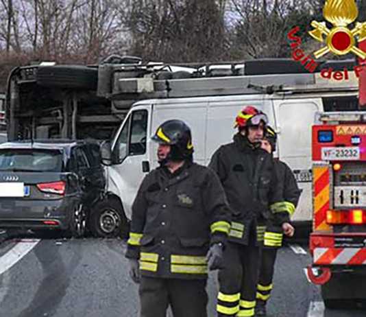 Autocisterna si ribalta in super, traffico bloccato tra Arosio e Giussano