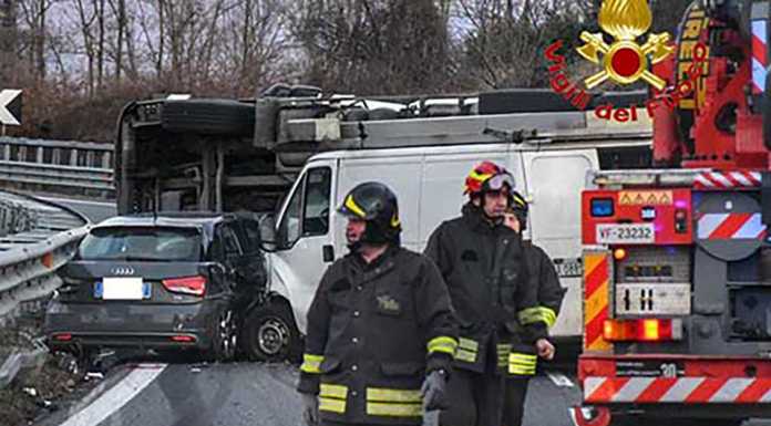 Autocisterna si ribalta in super, traffico bloccato tra Arosio e Giussano