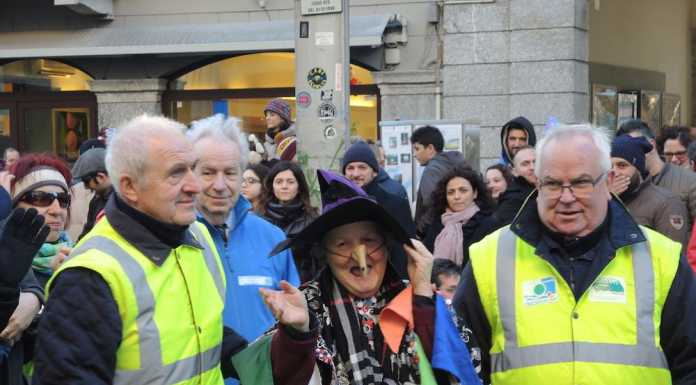 Vento troppo forte, la Befana a Lecco arriva a bordo di un’auto d’epoca