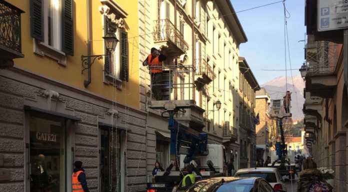 Lecco. Via le luminarie: il centro si sveste degli addobbi natalizi