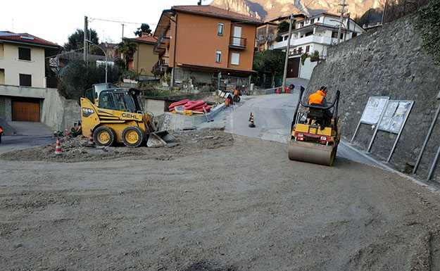 Mandello. Rondò in via per Maggiana, per ora la strada non chiude
