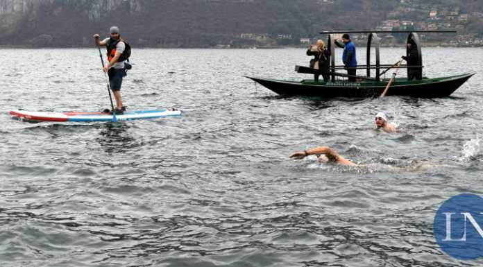 Mandello. Una nuotata “gelida” nel lago contro l’inquinamento della plastica