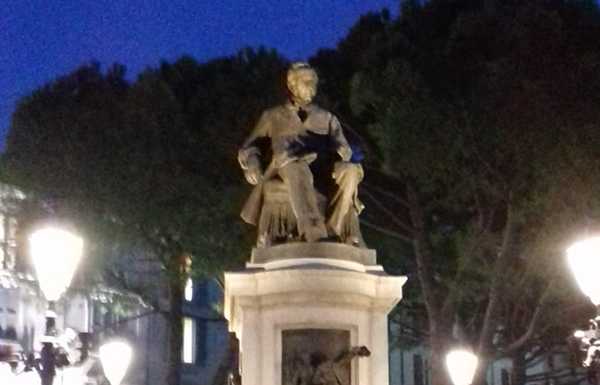 Nuova illuminazione per il Monumento dedicato al Manzoni
