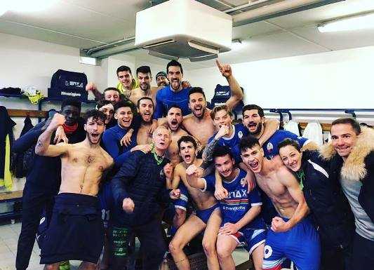 Calcio Eccellenza. Il NibionnOggiono viaggia verso la Serie D a suon di gol La festa nello spogliatoio del NibionnOggiono (foto tratta dalla pagina facebook del NibionnOggiono)