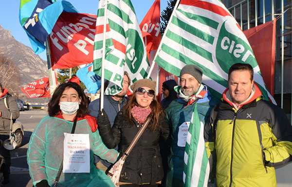 Protesta la sanità privata, presidio davanti alla Clinica Mangioni