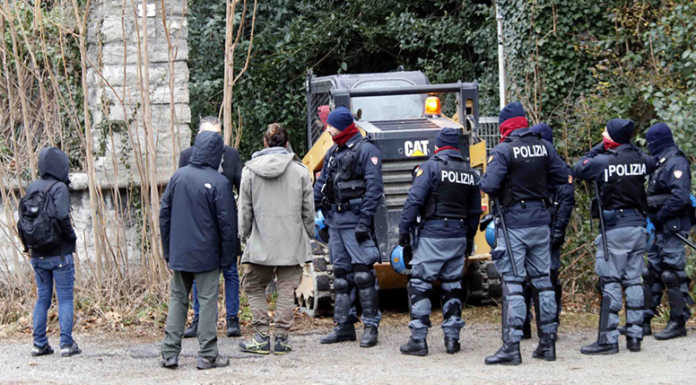 La Polizia sgombera un gruppo di anarchici da Villa Brick