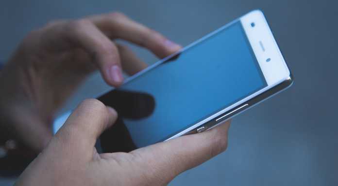 Smartphone alla guida, arrivano le pattuglie in moto in borghese smartphone