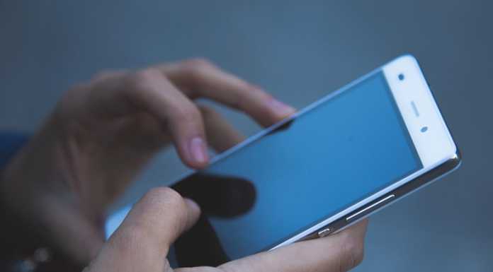 Truffa: finto appuntamento via Sms per il vaccino, nel mirino gli anziani app