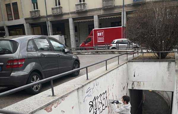 Studenti al lavoro per mettere a nuovo il sottopasso di Largo Europa