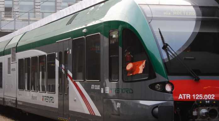 Mandello. Aggredisce capotreno e lancia sassi contro il convoglio treno