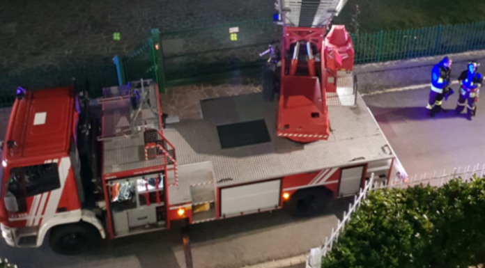 Tetto in fiamme a Valmadrera, lungo intervento dei Vigili de Fuoco