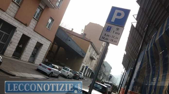 Soste oltre orario in via Visconti, “così si fa danno ai negozi”