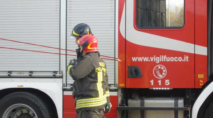 Abbadia: auto prende fuoco sulla SS36, intervengono i pompieri