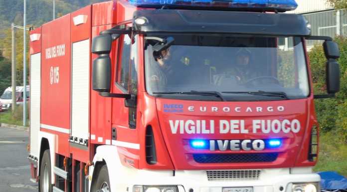 Civate. Bimbo intrappolato in auto, ‘salvato’ dai Vigili del Fuoco