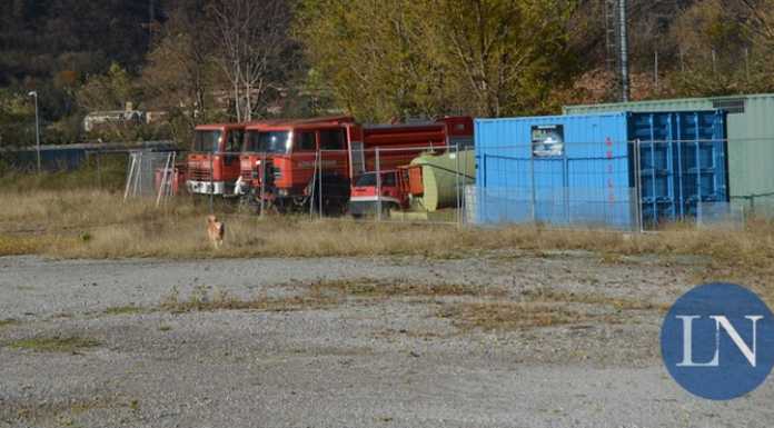 Bivaccava sui mezzi dei Vigili del Fuoco. Fermato, aggredisce due poliziotti vigili del fuoco area nuova caserma e mezzi dismessi