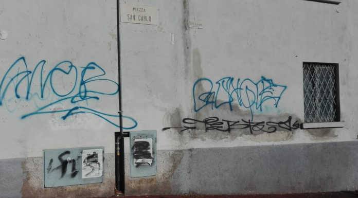 Vandali a Rancio, imbrattati i muri delle case vandali rancio scritte sui muri