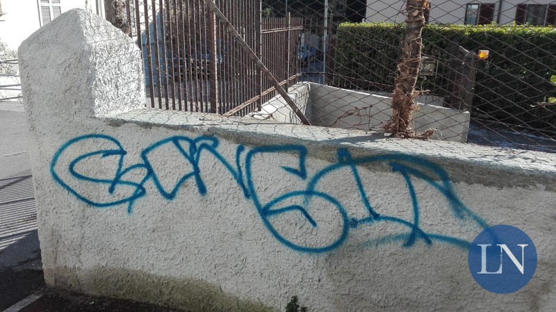 vandali a rancio imbrattate le case