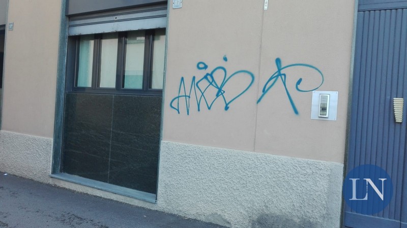 vandali a rancio imbrattate le case